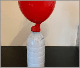 Ballon gonfle par lui-même grâce à la réaction chimique.